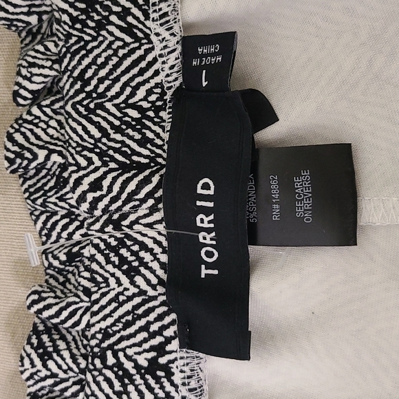 TORRID High Waisted Knit Pants Size 1X Black and White - Picture 5 of 7